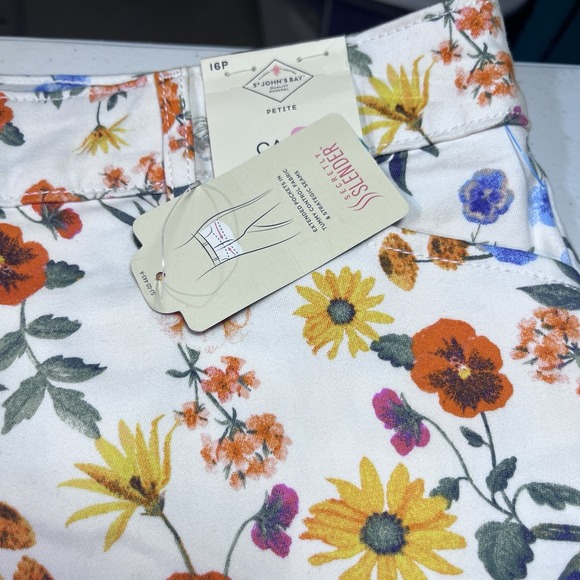 NWT ST. JOHNS BAY Capri Pants Womens Size 16 P White Floral Pockets - Picture 3 of 6